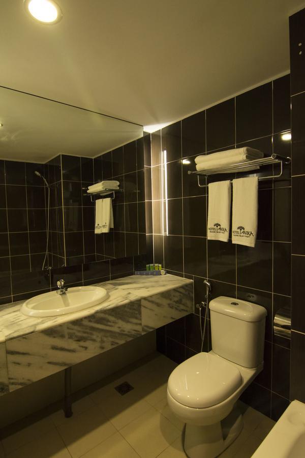 Hotel Anika Kluang Exteriör bild